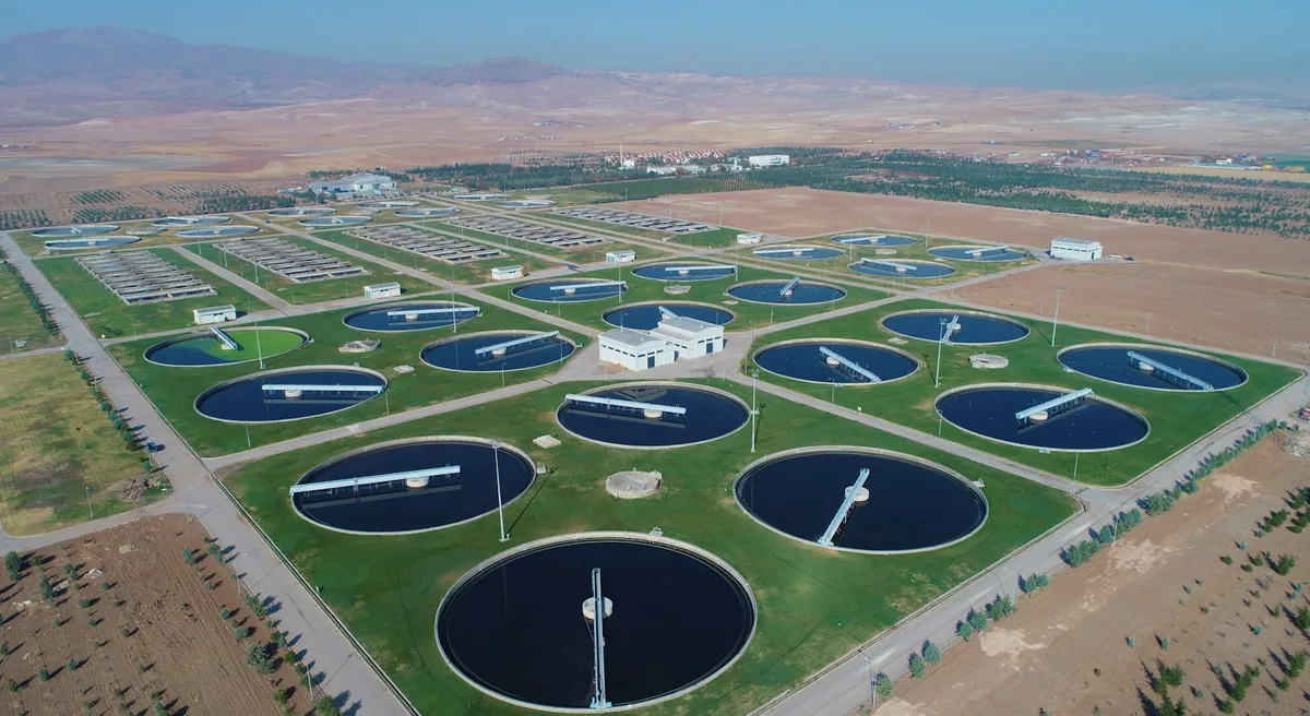 Vista aérea de instalaciones de tratamiento de agua, imagen de ambientación